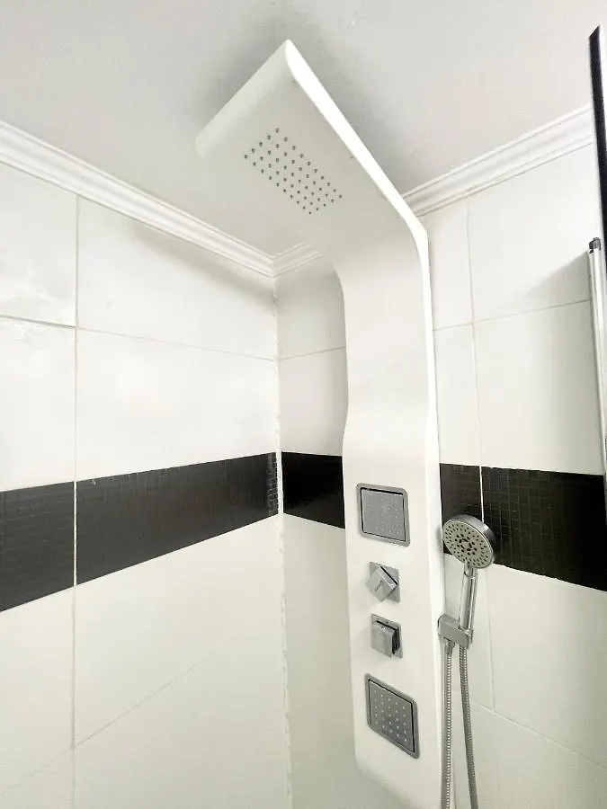 White 2 Apartment Bucureşti 0*,  România